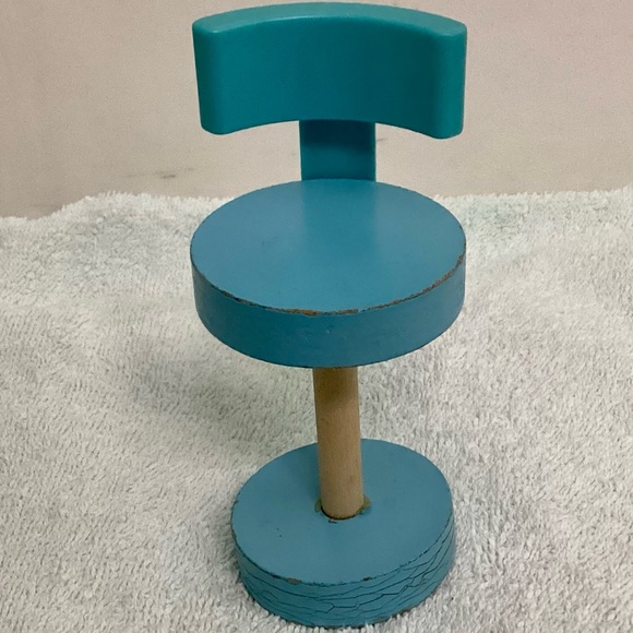 Barbie Doll Chair and Small Plastic Slelves - Picture 6 of 7